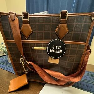 Large Steve Madden purse. Color: shades of brown